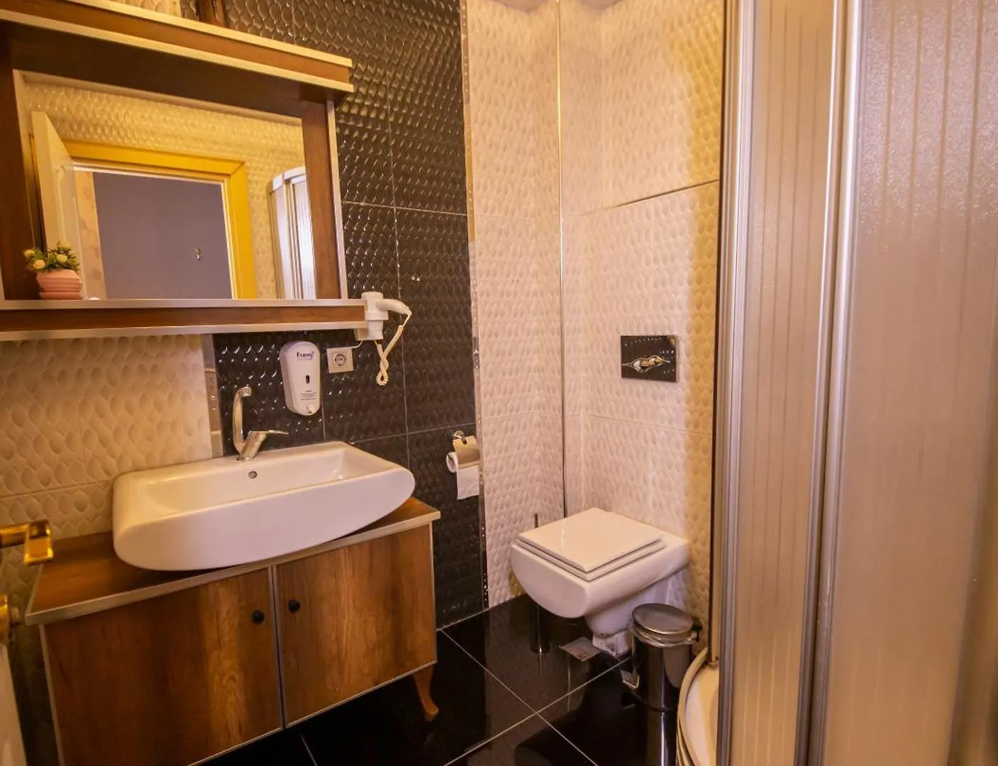 Royal Garden Suite And Hotel Стамбул 0*,